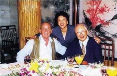 安思远与启功先生，后立者为王立梅。 资料图片