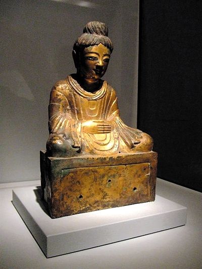 布伦达治与他收藏的4世纪中国佛像。