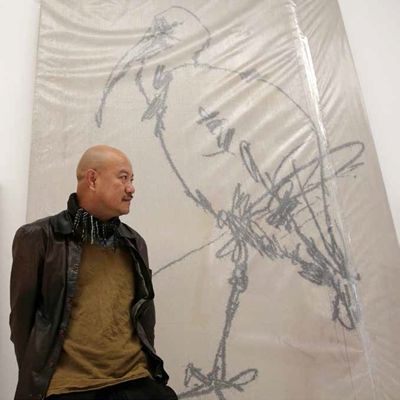 在大理，叶永青有时坐在音乐边上，有时坐在诗歌边上，有时坐在仁波切边上，有时也坐在社会割裂的圈层边上。唐志冈说他像PVC管的弯头，到哪里都可以接上。