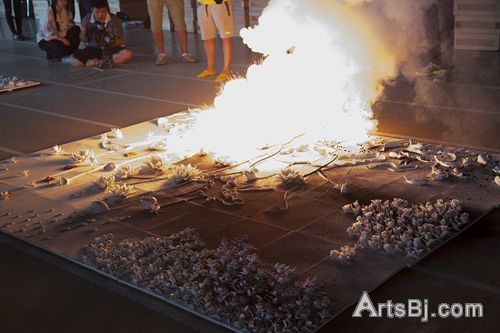 火药陶瓷作品《春夏秋冬》之一爆破瞬间。