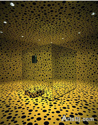 草间弥生《镜之屋（南瓜）》（Mirror Room [Pumpkin]），镜子、铁、木材、石膏、发泡胶、丙烯酸，200x200x200cm，1991， 收藏：日本东京原美术馆（Hara Museum ），版权：Yayoi Kusama