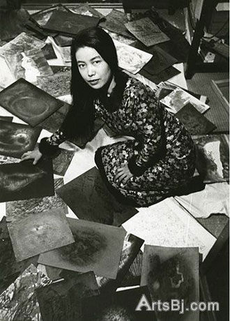 1957年，28岁的草间弥生在东京和其作品合影