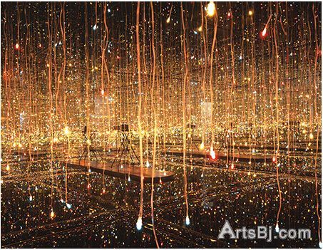 草间弥生《水上萤火虫》（Fireflies on the Water），镜子、金属、电灯泡、木材、亚克力板、水，442x442x320cm，2000