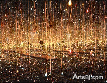 草间弥生《水上萤火虫》（Fireflies on the Water），镜子、金属、电灯泡、木材、亚克力板、水，442x442x320cm，2000