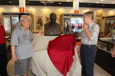 80岁老雕塑家在杭完成董必武雕像 