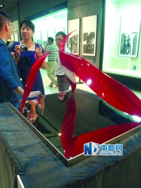 这座《东江源》雕塑，据称灵感来自于剥荔枝。南都记者 陈伟斌 摄