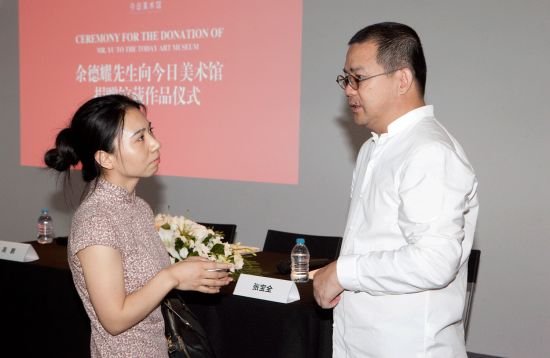 今日美术馆理事长张宝全接受媒体采访