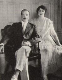1919年，新授勋的约瑟夫爵士和杜威恩夫人(图片取自维基百科)。
