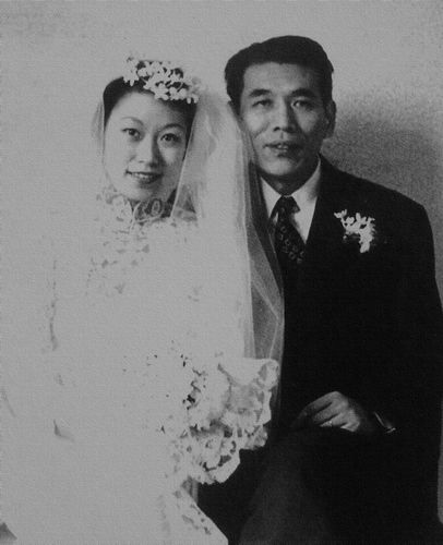 1960年朱德群与董景昭结婚，新娘披上了幸福的婚纱