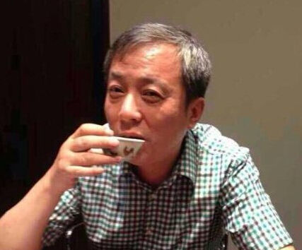 刘益谦用鸡缸杯喝茶 图片来源于网络，新浪收藏配图