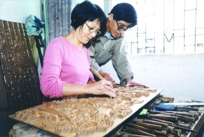曹宪中夫妇从事木雕50余年，辛勤培养木雕后人。