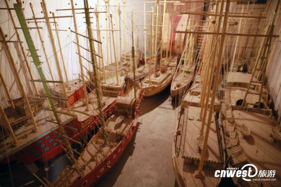李宝顺30多年来制作的仿真船。