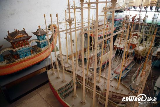 李宝顺30多年来制作的仿真船。