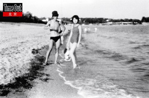 1984年喻红和刘小东在南戴河海边。
