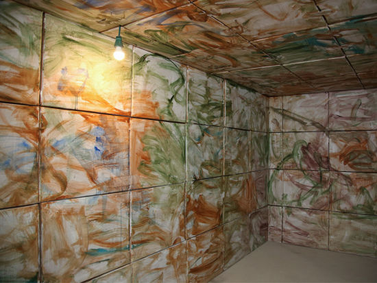 张恩利每年都会做一两个空间绘画作品，主题也从相对具象的工作室、居所发展到空间中抽象的痕迹