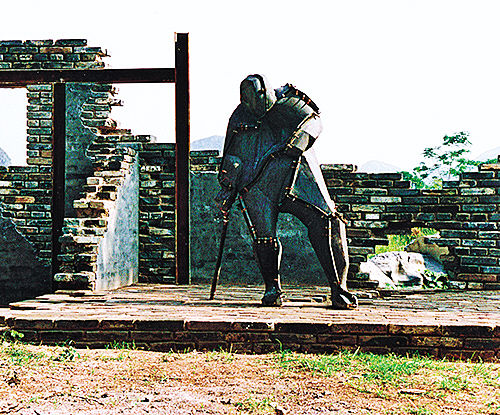 王中雕塑《拆迁计划》（1997）