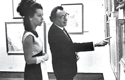 1969年，杜弗兰与达利在纽约看展览。