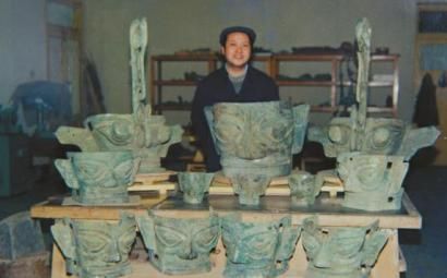 杨晓邬多年来修复的部分三星堆青铜面具。 （翻拍）