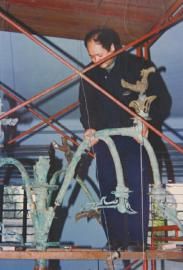 杨晓邬当年在超高脚手架上修复三星堆文物神树的情景。（翻拍）