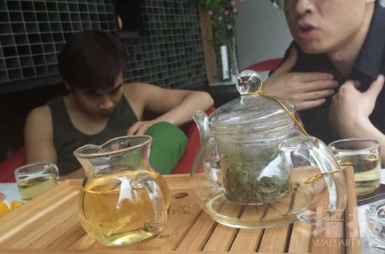 画册名称“并非沉默”，也不是一个预设