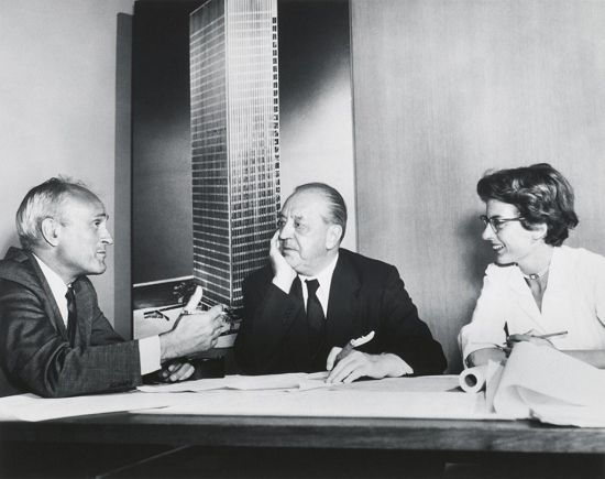 图中左起：密斯·凡·德·罗、菲利普·约翰逊、菲丽丝·兰伯特，三者身后为西格拉姆大厦概念图。