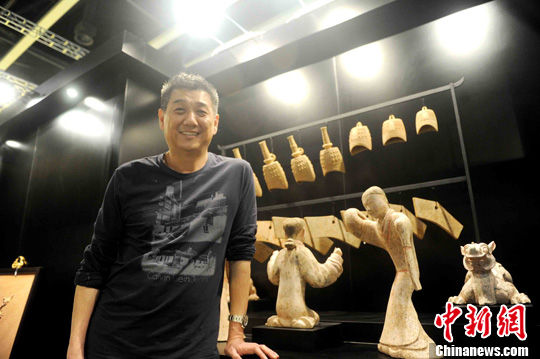 2014年香港国际古玩展24日一连三天在香港会议展览中心举办，有来自中国内地、香港、日本、法国和美国等地的80多家参展商参展。图为展览创办人、香港古董商人翟健民接受中新社记者访问。中新社发 谭达明 摄