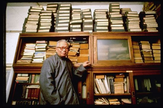 王世襄在家中书柜前(摄于1989年)