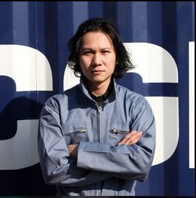 李乐为是一名独立的演出现场摄影师。之前他是广州一家服装店店主，2008年开始大范围跑拍音乐会。　　目前，每年李乐为都要拍摄一百余场音乐现场。为此他卖掉了车、房，认真而日复一日地用相机记录着中国舞台上发生的一切，被称为“中国摇滚现场首席摄影师”。