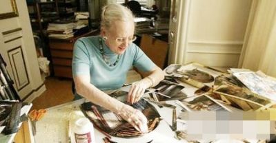 玛格丽特二世在进行剪纸设计