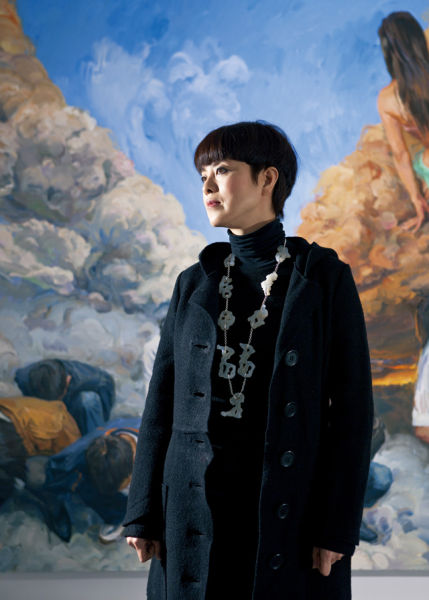 喻红在新作展《忧云》作品前（摄影：黄凌剑）