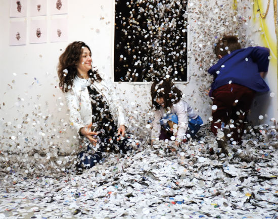 海蒂在工作室陪一对儿女玩，玩具是她的作品。海蒂对于孩子的艺术教育没有给予过多的控制。他们从小在父母的工作室长大，也会随父母参加各种艺术展，这种美学的熏陶是潜移默化的 (摄影：杜英男)