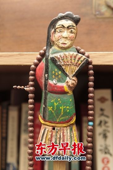 如从关良画中“蹦”出来的木雕