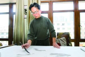 尹金托执笔作画