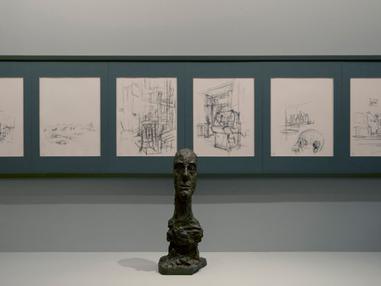 除了《无尽的巴黎》以外，“无尽的贾科梅蒂”展还包含贾科梅蒂的十多件雕塑和几幅油画作品