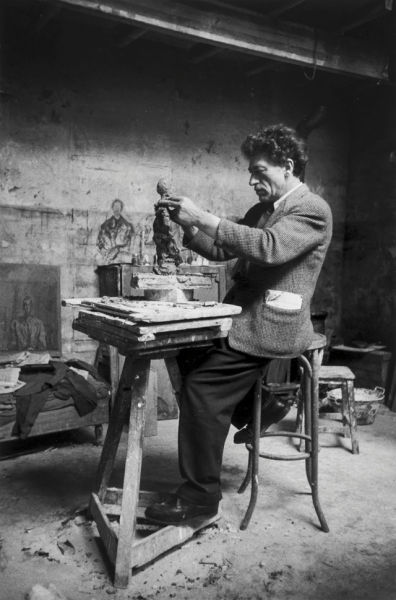 贾科梅蒂(1901 -1966 )，瑞士雕塑大师，画家。他的雕塑、绘画及素描，都源于他对人物形象的独特观点，也反映出20 世纪人类的软弱与不堪一击。他的雕塑呈现典型的特色：孤瘦、单薄、高贵及颤动的诗意气质。绘画多以亲友为描绘对象，色调偏暗沉。素描则较为自由，但处处可见一位艺术家的苦心与才情