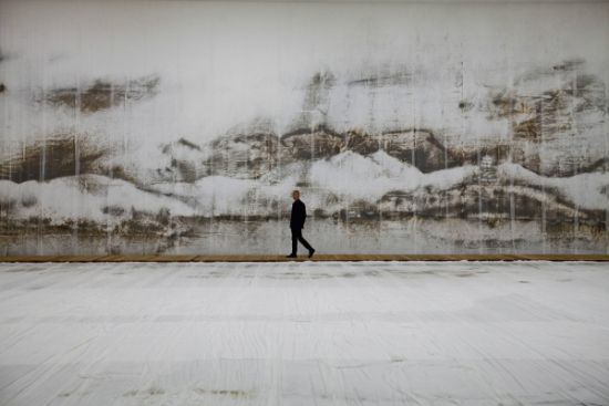 浙江美术馆展厅里的蔡国强作品《西湖》