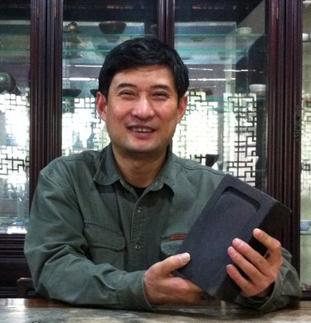 方肖鸣　　收藏爱好者，杭州“古越会馆”创办者。收藏有古砚600多方，年代贯穿两汉至民国各个时期，尤以唐宋石砚最多。