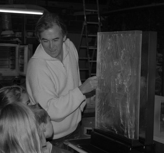 安东尼·勒彼里耶向儿童观众介绍脱蜡铸造工艺