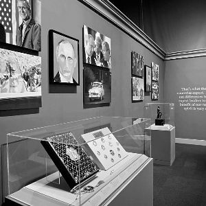 展览的画像下面，陈列了各国元首与小布什的“交情”，包括普京当年送他的美国43位总统的水彩肖像集。