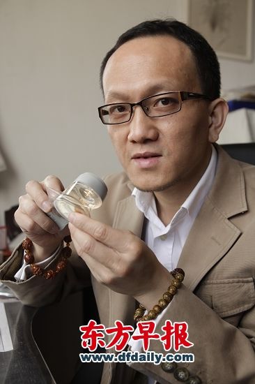 黄瑞勇　　  收藏爱好者。国家高级黄金投资分析师。收藏有邮票、金银币、文玩葫芦、核桃、纪念章等几万件。　　  本版图片 高剑平