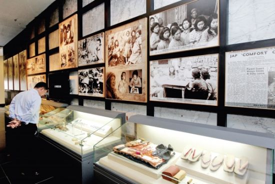 滇西抗战纪念馆展出的日本慰安妇照片及使用过的物品