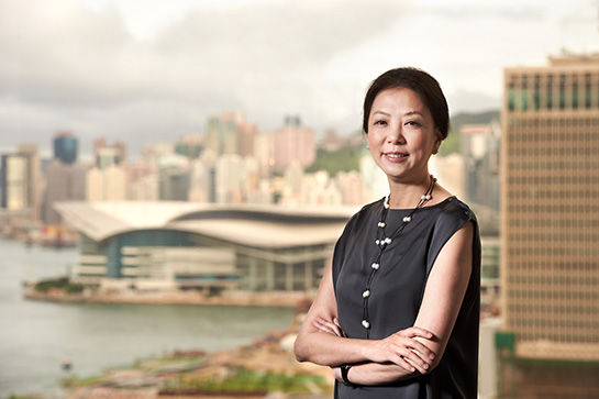 中国嘉德董事长、赵紫阳之女王雁南在香港会展中心前留影。本月已经是嘉德第四次在香港举行拍卖，香港的成交额大概是北京拍卖的十分之一。