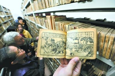 　叶浅予先生的《王先生和小陈》让读者看到了民国时期小人书的风貌    记者彭年 摄