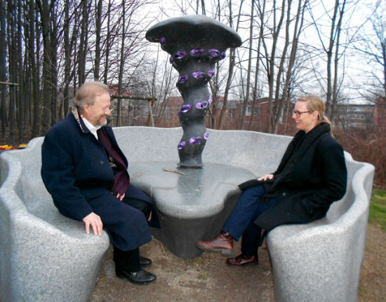 内高与丹麦国家博物馆馆长坐在佛山造的户外雕塑上