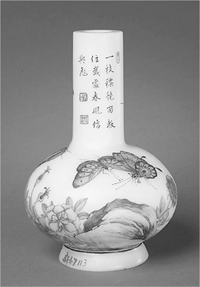 玻璃胎画珐琅花蝶诗意图直颈瓶 　　图为孙瀛洲捐赠作品。 　　图片由故宫博物院提供