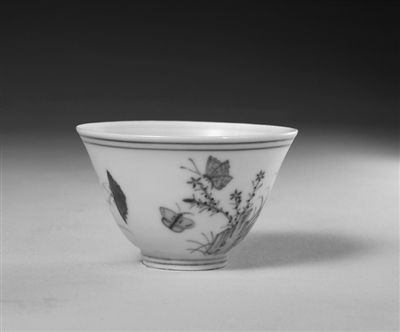 明成化斗彩三秋杯 　　图为孙瀛洲捐赠作品。 　　图片由故宫博物院提供