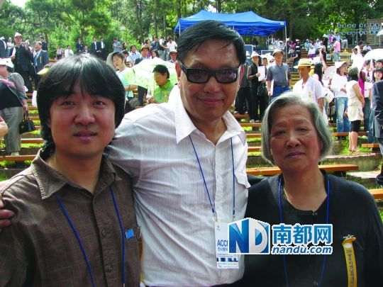 巫鸿与宋冬，宋冬母亲赵湘源在2006年光州双年展上。