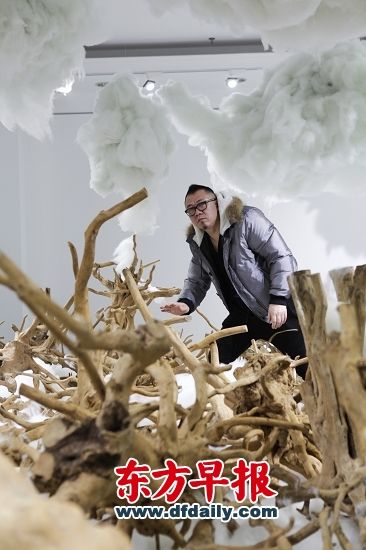 赵春和他的作品《我们还活着——森林的来信》在春美术馆 高剑平 图