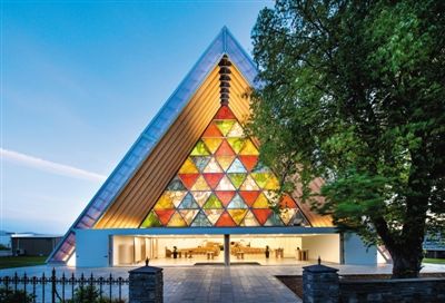 2011年新西兰坎特伯雷地震后，坂茂建造了纸板教堂，作为基督城重建的象征。 Stephen Goodenough 摄