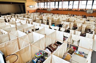 2011年日本大地震后，在避难所内建立的纸质隔间。 坂茂建筑设计事务所提供
